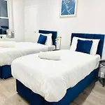 Town Center Luxury Apartment Next To The Beach