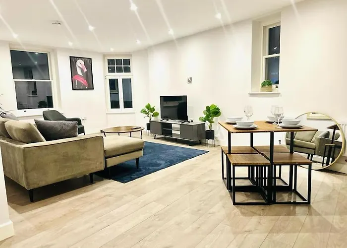 Town Center Luxury Apartment Next To The Beach